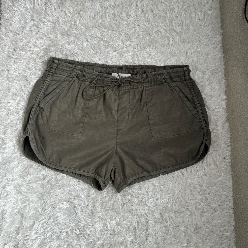 EverEve Level 99 Olive Green Women's Shorts size large
